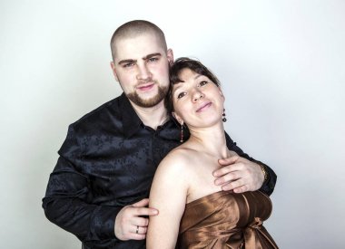 Erkek ve kadın üzerinde gri bir arka plan sarılma