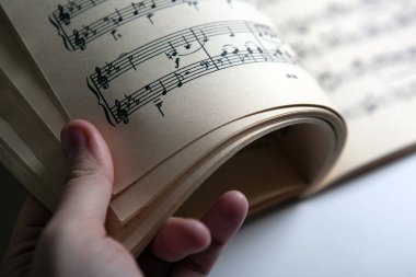 büyük müzik kitap ve insan eli açık