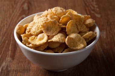 Ahşap bir masa üzerinde patlamış mısır ile kase