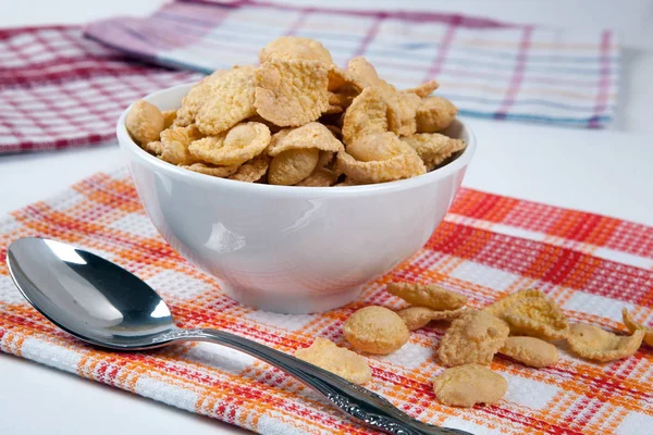 Bowl with popcorn and napkins — Stock Photo, Image