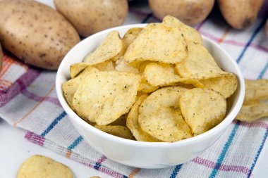 Natürmort bir cam kase patates cipsi ile gelen