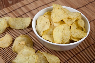 Natürmort bir cam kase patates cipsi ile gelen