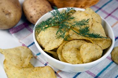 Natürmort bir cam kase patates cipsi ile gelen