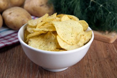 Natürmort bir cam kase patates cipsi ile gelen
