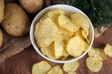Natürmort bir cam kase patates cipsi ile gelen