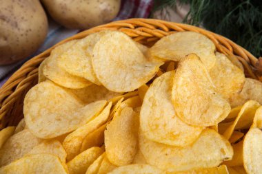 Sepete bırakılan bir piçsin patates cipsi ile natürmort