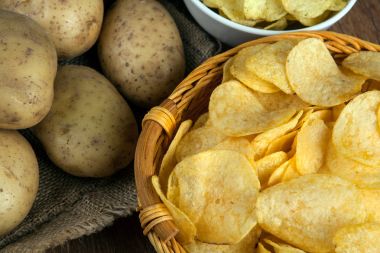 Sepete bırakılan bir piçsin patates cipsi ile natürmort