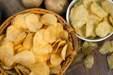 Sepete bırakılan bir piçsin patates cipsi ile natürmort