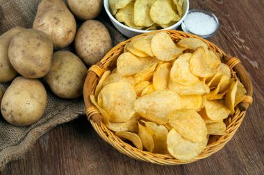 Sepete bırakılan bir piçsin patates cipsi ile natürmort