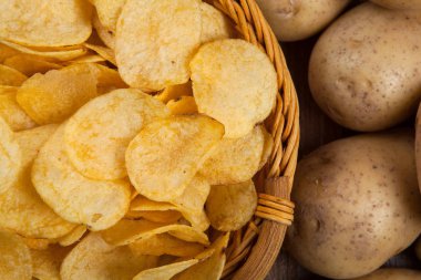 Sepete bırakılan bir piçsin patates cipsi ile natürmort