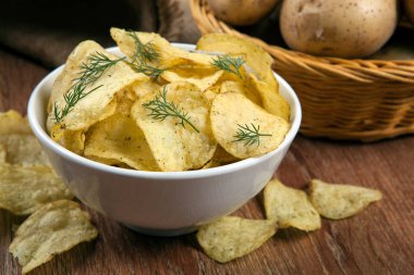 Natürmort bir cam kase patates cipsi ile gelen