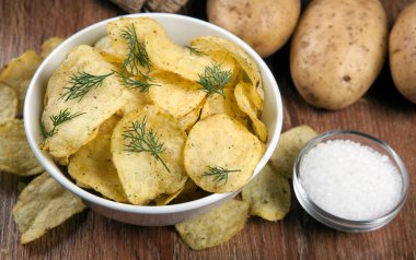 Natürmort bir cam kase patates cipsi ile gelen
