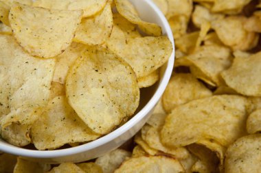 Natürmort bir cam kase patates cipsi ile gelen