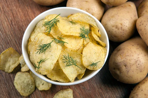 Natürmort bir cam kase patates cipsi ile gelen