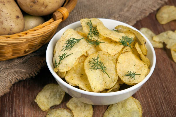 Natürmort bir cam kase patates cipsi ile gelen