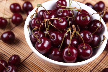 Olgun tatlı kiraz bir kase peçeteye