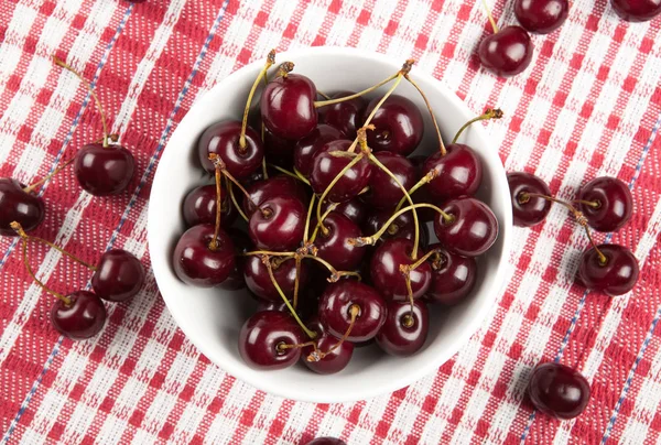 Maturi la dolce ciliegia in una boccia su un tovagliolo — Foto Stock