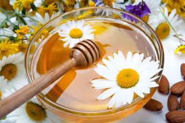 Natürmort taze bal ve çiçekler