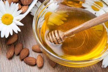 Natürmort taze bal ve çiçekler