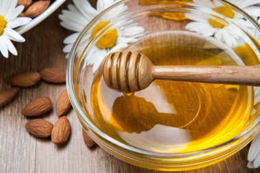 Natürmort taze bal ve çiçekler