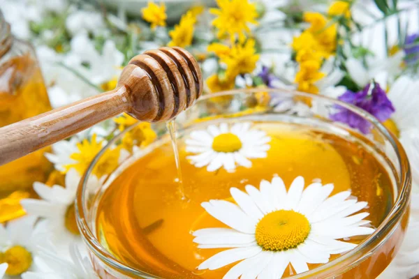 Bodegón de miel fresca y flores — Foto de Stock