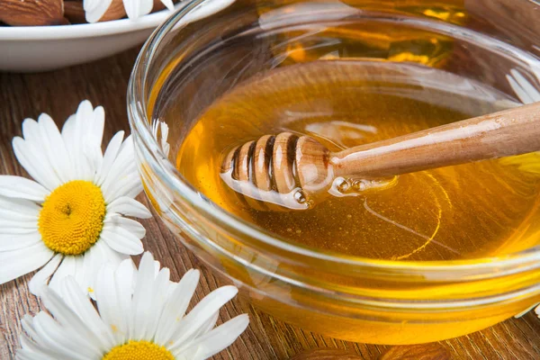 Натюрморт из свежего меда и цветов — стоковое фото