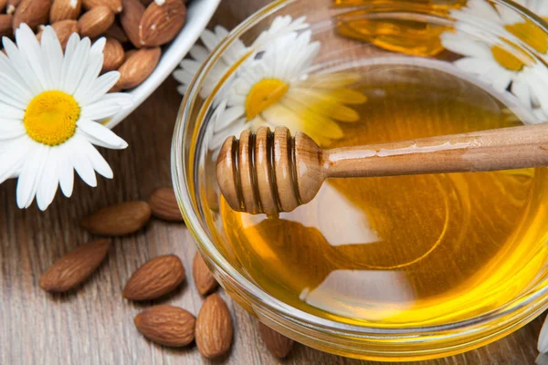 Natürmort taze bal ve çiçekler