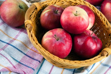 Natürmort sepet peçeteye birçok elma