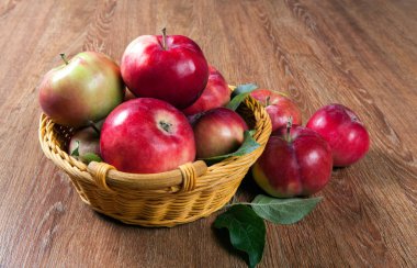 Natürmort sepet peçeteye birçok elma