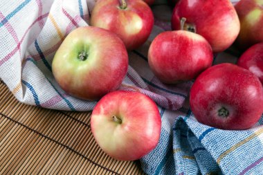Natürmort peçeteye birçok elma