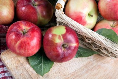 Natürmort peçeteye sepette peçeteye birçok elma