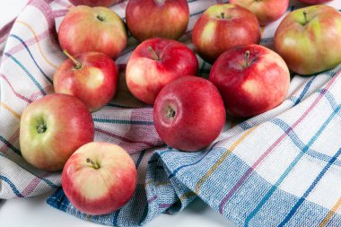 Natürmort peçeteye birçok elma