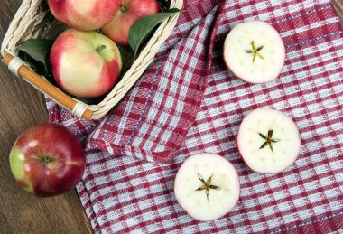 Natürmort peçeteye sepette peçeteye birçok elma
