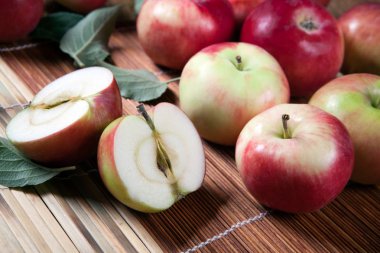 Natürmort bambu peçeteye birçok elma