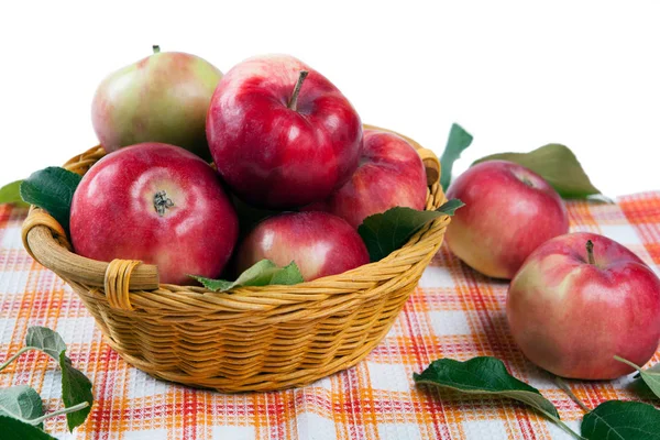 Натюрморт из многих яблок на салфетке в корзине — стоковое фото