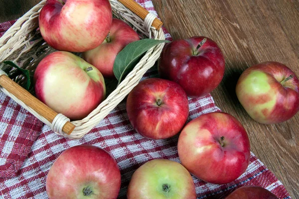 Натюрморт из многих яблок на салфетке в корзине на салфетке — стоковое фото