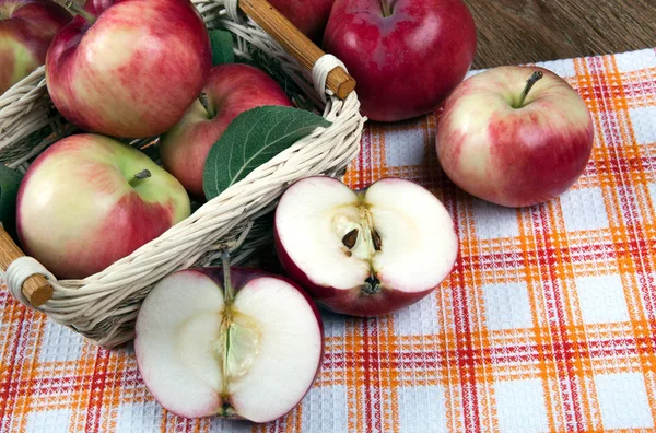 Натюрморт из многих яблок на салфетке в корзине на салфетке — стоковое фото