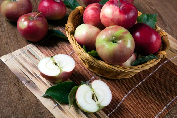 Stillleben vieler Äpfel auf Serviette im Korb — Stockfoto