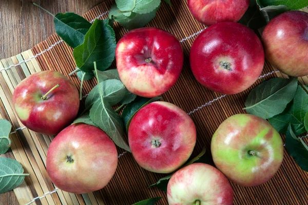 Natürmort bambu peçeteye birçok elma