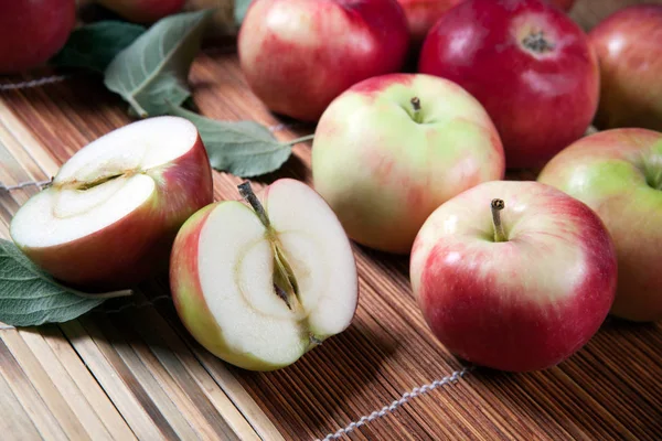 Natürmort bambu peçeteye birçok elma