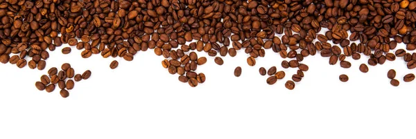 Смажені кавові зерна на білому тлі — стокове фото