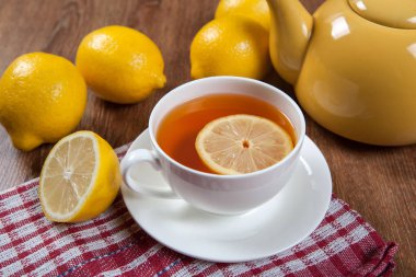 Natürmort ahşap bir masa üzerinde taze limon ile çay