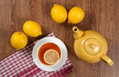 Natürmort ahşap bir masa üzerinde taze limon ile çay