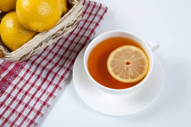 Natürmort bir sepet ve bir fincan çay taze limon