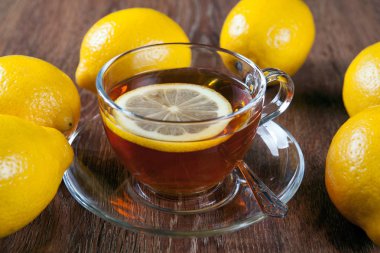 Natürmort ahşap bir masa üzerinde taze limon ile çay