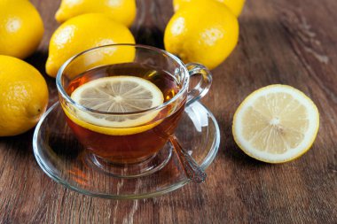 Natürmort ahşap bir masa üzerinde taze limon ile çay