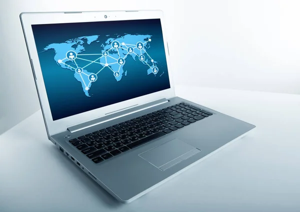 Laptop met internet-verbinding openen — Stockfoto