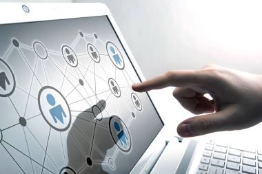 tablet PC'de insan parmak