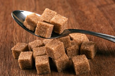 küpleri ile çorba kaşığı kahverengi şeker