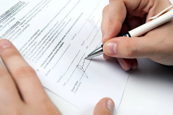 A mão do homem assina o documento e a assinatura — Fotografia de Stock